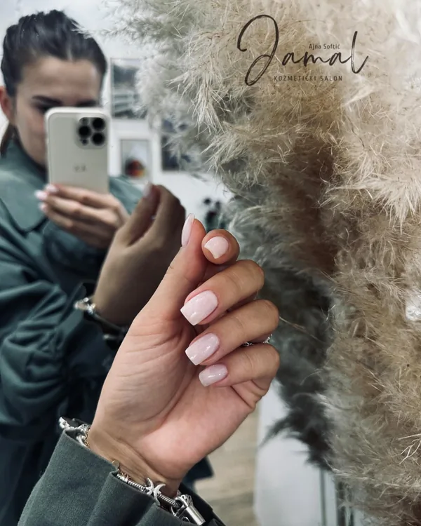 Nude i rose gel nokti kratke dužine